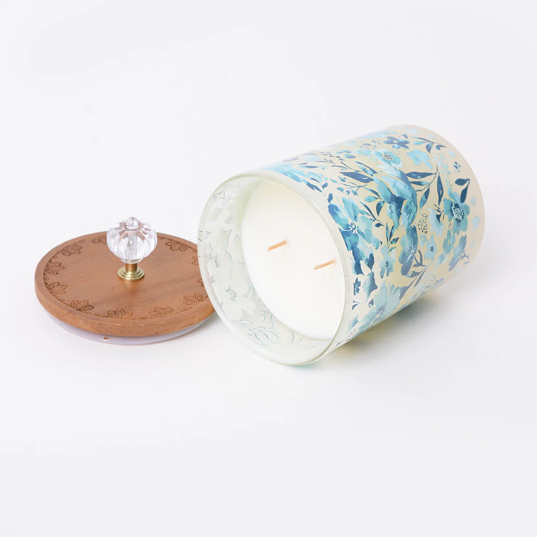Fresh Linen Scented Candle - Image 5